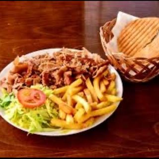 Plato kebab con patata fritas y ensalada