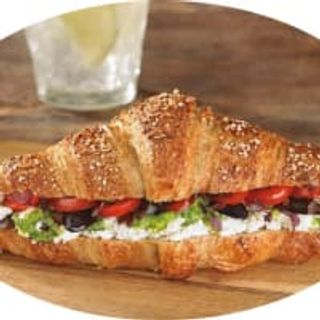 Croissant Estella (1ud) Croissant Francés Recto de Mantequilla con Lechuga, Tomate,  y Atun preparado con Cebolla Pochada, huevo cocido y mayonesa Un Resultado Espectacular