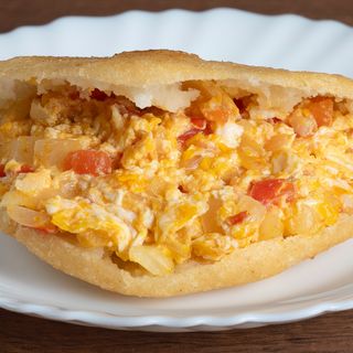 Arepa Frita Con Revoltillo De Huevos