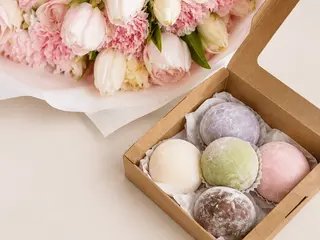 Blush bouquet + Mochi (5pc)