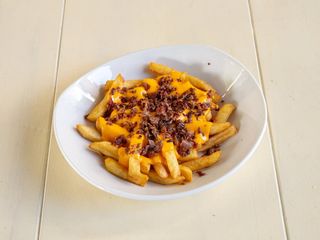 Patatas fritas con cheddar y bacon