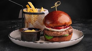 Бургер з камамбером та журавлиновим кулі (430 г)