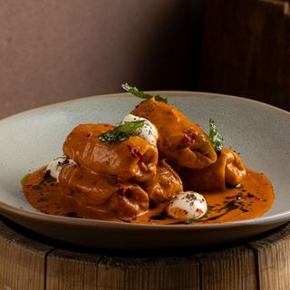 Голубці, запечені зі свинини в томатно - вершковому соусі з копченою сметаною (200/100 г)