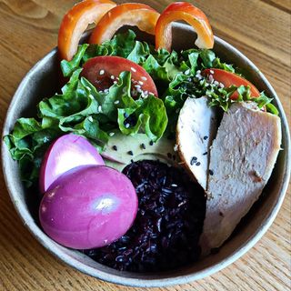 Боул- рис чорний, філе курки, авокадо, овочі, яйце. (250г)