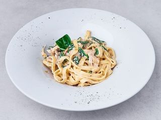 MAKARON KURCZAK W SOSIE ŚMIETANOWO-SEROWYM