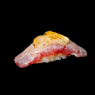 Nigiri Flambeado de Atún y Queso de cabra