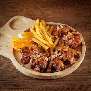 Pileća krilca u Jack Daniel's sosu sa pomfritom