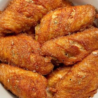 65. Alitas de pollo fritas