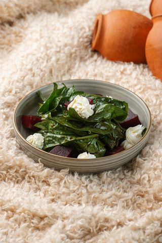 Салат из шпината со свеклой