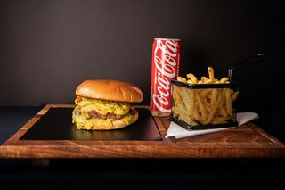 Super premium Papi caliente combo burger + pomfrit + piće - NOVO