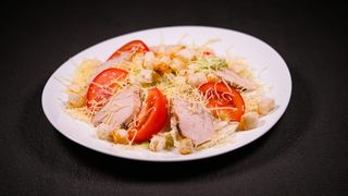 Салат Цезарь с курицей
