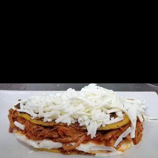 Cachapa queso y carne mechada