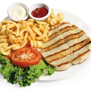 Пилешка Пържола с Пържани Картофи 