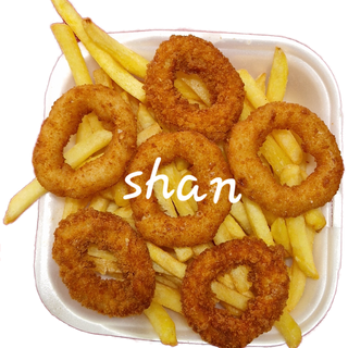 Anelli di cipolla con patate fritte