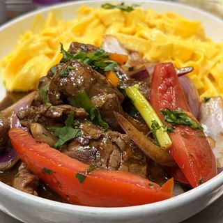 Fetuccini A La Huancaína Con Lomo