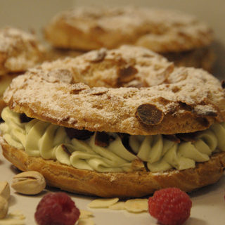  პარიბრესტი ფისტას კრემით და ჟოლოთი