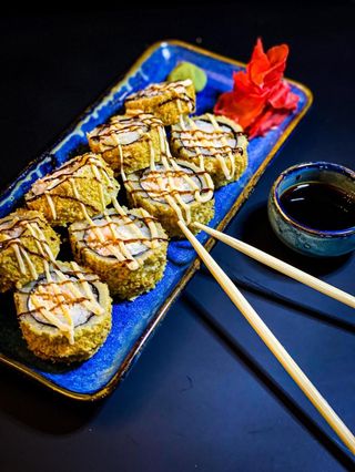 Горячие суши с лососем/ Sushi cald cu somon