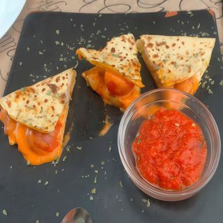 Quesadilla De Mozzarella Con Jamón Y Tomate Entero