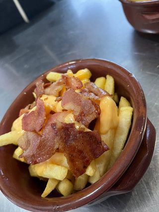 Patatine cheddar e bacon