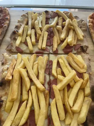 Pala di würstel e patatine 8 tranci