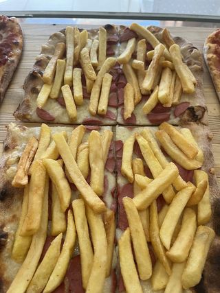 Pala di würstel e patatine 8 tranci