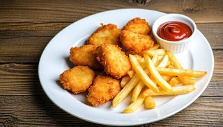 6 Nuggetes de Pui cu Cartofi Prăjiți