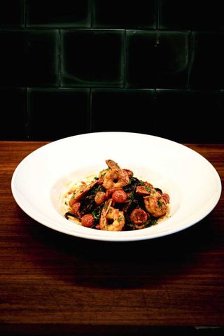 Linguini Nero com Mazzancolle e Pomodorini Confit