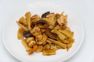 Gamberetti con bambù e funghi