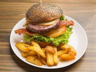 Cheese Burger con Guarnición + Bebida 33cl gratis