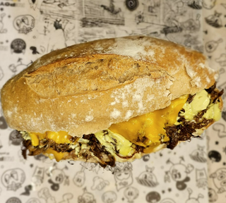 Bocadillo De Ternera Mechada Con Queso (1 Ud.)