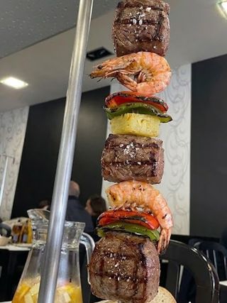 Espetada de Lombo de Vaca com Gambas, Ananás & Pimentos