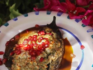 Баклажан, запечений з фетою, йогуртовим соусом та кунжутною пастою. (260г)