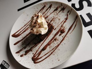 Brownie con tona e chocolate quente