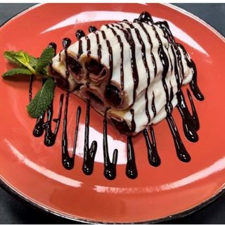 Млинці з вишнею та Сметанним кремом (200г)