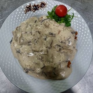 Snitel de pui cu sos alb si ciuperci