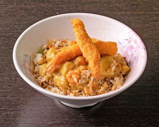 Riso al curry e tempura di gamberi