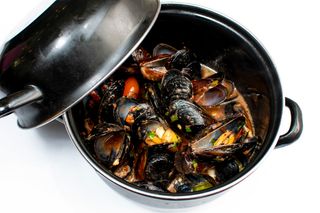 Cozze piccanti al pomodoro/Midii picante in sos de rosii