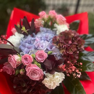 Buchet elegant cu 3 hortensii, minirosa, leucadendron, verdeață