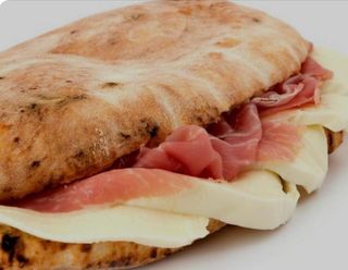 Saltimbocca crudo e mozzarella