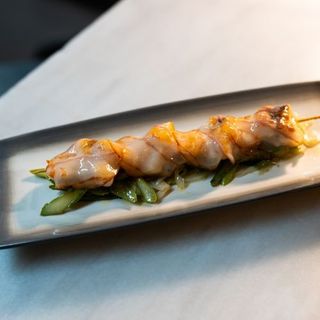 Brocheta de rape, langostinos y papada ibérica