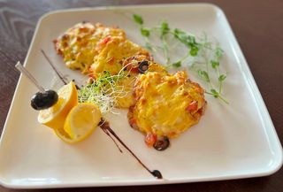 Судак запечений під сирним соусом з маслинами і кедровими горішками  (350г)