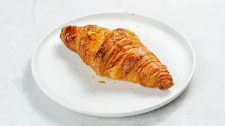 Zestaw śniadaniowy: croissant na słodko z masłem orzechowym + napój