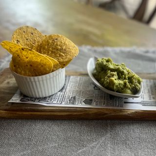 Guacamole recién hecho con nachos