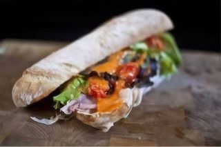 Panino con polpetta di cavallo e patatine