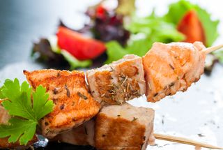 60. Spiedini di pesce misto