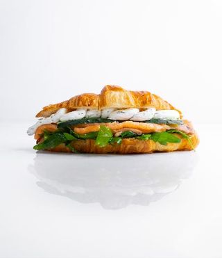 Круассан сэндвич с семгой 
