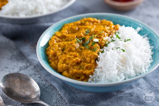 Riso bianco con lenticchie e ceci al curry