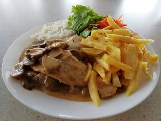 Bifinhos com Cogumelos com Arroz e Batata