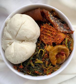 8 boules Akoumè + poisson + Kplo + crabe + tripes + pattes de poulet