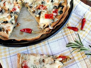 Pizza sa dimljenim lososom